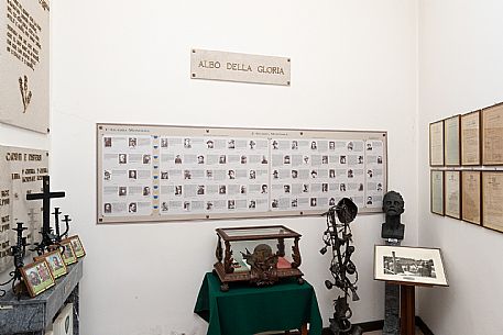 Sale Cimeli del Comando Brigata Alpina 