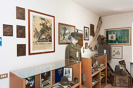 Sale Cimeli del Comando Brigata Alpina 