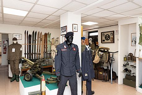 Sale Cimeli del Comando Brigata Alpina 