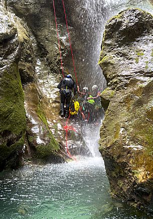 Canyoning in Rio Pielungo, Val d’Arzino Friuli Venezia Giulia, Italy. Participants navigate a spectacular canyon system carved into limestone and dolomite rock, progressing through narrow gorges, natural pools, waterfalls and rope descents under the supervision of the guide. The Rio Pielungo is considered one of the most scenic canyoning routes in the region, combining technical progression, geological interest and a uniquely wild atmosphere shaped by water and time.  [IT] Canyoning nel Rio Pielungo, Val d’Arzino (Friuli Venezia Giulia, Italia). I partecipanti attraversano uno spettacolare sistema di canyon scavato nelle rocce calcaree e dolomitiche, avanzando tra strette gole, pozze naturali, cascate e calate su corda sotto la supervisione di una Guida certificata. Il Rio Pielungo è considerato uno dei percorsi di canyoning più suggestivi della regione, grazie alla combinazione di progressione tecnica, interesse geologico e un’atmosfera autenticamente selvaggia modellata dall’acqua e dal tempo.