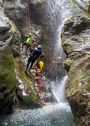 Canyoning in Rio Pielungo, Val d’Arzino Friuli Venezia Giulia, Italy. Participants navigate a spectacular canyon system carved into limestone and dolomite rock, progressing through narrow gorges, natural pools, waterfalls and rope descents under the supervision of the guide. The Rio Pielungo is considered one of the most scenic canyoning routes in the region, combining technical progression, geological interest and a uniquely wild atmosphere shaped by water and time.  [IT] Canyoning nel Rio Pielungo, Val d’Arzino (Friuli Venezia Giulia, Italia). I partecipanti attraversano uno spettacolare sistema di canyon scavato nelle rocce calcaree e dolomitiche, avanzando tra strette gole, pozze naturali, cascate e calate su corda sotto la supervisione di una Guida certificata. Il Rio Pielungo è considerato uno dei percorsi di canyoning più suggestivi della regione, grazie alla combinazione di progressione tecnica, interesse geologico e un’atmosfera autenticamente selvaggia modellata dall’acqua e dal tempo.