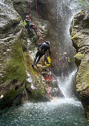 Canyoning in Rio Pielungo, Val d’Arzino Friuli Venezia Giulia, Italy. Participants navigate a spectacular canyon system carved into limestone and dolomite rock, progressing through narrow gorges, natural pools, waterfalls and rope descents under the supervision of the guide. The Rio Pielungo is considered one of the most scenic canyoning routes in the region, combining technical progression, geological interest and a uniquely wild atmosphere shaped by water and time.  [IT] Canyoning nel Rio Pielungo, Val d’Arzino (Friuli Venezia Giulia, Italia). I partecipanti attraversano uno spettacolare sistema di canyon scavato nelle rocce calcaree e dolomitiche, avanzando tra strette gole, pozze naturali, cascate e calate su corda sotto la supervisione di una Guida certificata. Il Rio Pielungo è considerato uno dei percorsi di canyoning più suggestivi della regione, grazie alla combinazione di progressione tecnica, interesse geologico e un’atmosfera autenticamente selvaggia modellata dall’acqua e dal tempo.