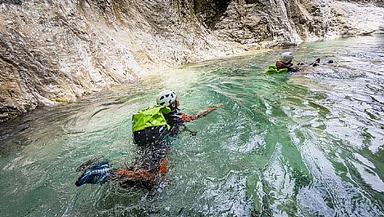 Canyoning in Rio Pielungo, Val d’Arzino Friuli Venezia Giulia, Italy. Participants navigate a spectacular canyon system carved into limestone and dolomite rock, progressing through narrow gorges, natural pools, waterfalls and rope descents under the supervision of the guide. The Rio Pielungo is considered one of the most scenic canyoning routes in the region, combining technical progression, geological interest and a uniquely wild atmosphere shaped by water and time.  [IT] Canyoning nel Rio Pielungo, Val d’Arzino (Friuli Venezia Giulia, Italia). I partecipanti attraversano uno spettacolare sistema di canyon scavato nelle rocce calcaree e dolomitiche, avanzando tra strette gole, pozze naturali, cascate e calate su corda sotto la supervisione di una Guida certificata. Il Rio Pielungo è considerato uno dei percorsi di canyoning più suggestivi della regione, grazie alla combinazione di progressione tecnica, interesse geologico e un’atmosfera autenticamente selvaggia modellata dall’acqua e dal tempo.