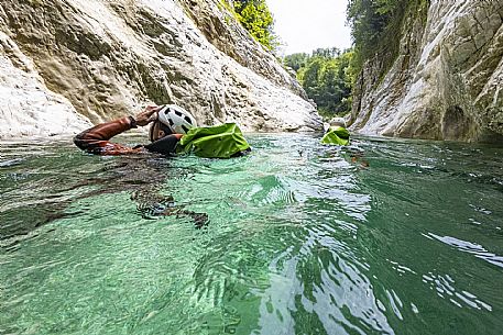 Canyoning in Rio Pielungo, Val d’Arzino Friuli Venezia Giulia, Italy. Participants navigate a spectacular canyon system carved into limestone and dolomite rock, progressing through narrow gorges, natural pools, waterfalls and rope descents under the supervision of the guide. The Rio Pielungo is considered one of the most scenic canyoning routes in the region, combining technical progression, geological interest and a uniquely wild atmosphere shaped by water and time.  [IT] Canyoning nel Rio Pielungo, Val d’Arzino (Friuli Venezia Giulia, Italia). I partecipanti attraversano uno spettacolare sistema di canyon scavato nelle rocce calcaree e dolomitiche, avanzando tra strette gole, pozze naturali, cascate e calate su corda sotto la supervisione di una Guida certificata. Il Rio Pielungo è considerato uno dei percorsi di canyoning più suggestivi della regione, grazie alla combinazione di progressione tecnica, interesse geologico e un’atmosfera autenticamente selvaggia modellata dall’acqua e dal tempo.