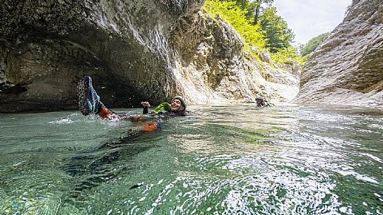 Canyoning in Rio Pielungo, Val d’Arzino Friuli Venezia Giulia, Italy. Participants navigate a spectacular canyon system carved into limestone and dolomite rock, progressing through narrow gorges, natural pools, waterfalls and rope descents under the supervision of the guide. The Rio Pielungo is considered one of the most scenic canyoning routes in the region, combining technical progression, geological interest and a uniquely wild atmosphere shaped by water and time.  [IT] Canyoning nel Rio Pielungo, Val d’Arzino (Friuli Venezia Giulia, Italia). I partecipanti attraversano uno spettacolare sistema di canyon scavato nelle rocce calcaree e dolomitiche, avanzando tra strette gole, pozze naturali, cascate e calate su corda sotto la supervisione di una Guida certificata. Il Rio Pielungo è considerato uno dei percorsi di canyoning più suggestivi della regione, grazie alla combinazione di progressione tecnica, interesse geologico e un’atmosfera autenticamente selvaggia modellata dall’acqua e dal tempo.