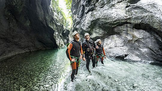 Canyoning in Rio Pielungo, Val d’Arzino Friuli Venezia Giulia, Italy. Participants navigate a spectacular canyon system carved into limestone and dolomite rock, progressing through narrow gorges, natural pools, waterfalls and rope descents under the supervision of the guide. The Rio Pielungo is considered one of the most scenic canyoning routes in the region, combining technical progression, geological interest and a uniquely wild atmosphere shaped by water and time.  [IT] Canyoning nel Rio Pielungo, Val d’Arzino (Friuli Venezia Giulia, Italia). I partecipanti attraversano uno spettacolare sistema di canyon scavato nelle rocce calcaree e dolomitiche, avanzando tra strette gole, pozze naturali, cascate e calate su corda sotto la supervisione di una Guida certificata. Il Rio Pielungo è considerato uno dei percorsi di canyoning più suggestivi della regione, grazie alla combinazione di progressione tecnica, interesse geologico e un’atmosfera autenticamente selvaggia modellata dall’acqua e dal tempo.
