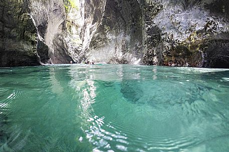 Canyoning in Rio Pielungo, Val d’Arzino Friuli Venezia Giulia, Italy. Participants navigate a spectacular canyon system carved into limestone and dolomite rock, progressing through narrow gorges, natural pools, waterfalls and rope descents under the supervision of the guide. The Rio Pielungo is considered one of the most scenic canyoning routes in the region, combining technical progression, geological interest and a uniquely wild atmosphere shaped by water and time.  [IT] Canyoning nel Rio Pielungo, Val d’Arzino (Friuli Venezia Giulia, Italia). I partecipanti attraversano uno spettacolare sistema di canyon scavato nelle rocce calcaree e dolomitiche, avanzando tra strette gole, pozze naturali, cascate e calate su corda sotto la supervisione di una Guida certificata. Il Rio Pielungo è considerato uno dei percorsi di canyoning più suggestivi della regione, grazie alla combinazione di progressione tecnica, interesse geologico e un’atmosfera autenticamente selvaggia modellata dall’acqua e dal tempo.
