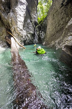 Canyoning in Rio Pielungo, Val d’Arzino Friuli Venezia Giulia, Italy. Participants navigate a spectacular canyon system carved into limestone and dolomite rock, progressing through narrow gorges, natural pools, waterfalls and rope descents under the supervision of the guide. The Rio Pielungo is considered one of the most scenic canyoning routes in the region, combining technical progression, geological interest and a uniquely wild atmosphere shaped by water and time.  [IT] Canyoning nel Rio Pielungo, Val d’Arzino (Friuli Venezia Giulia, Italia). I partecipanti attraversano uno spettacolare sistema di canyon scavato nelle rocce calcaree e dolomitiche, avanzando tra strette gole, pozze naturali, cascate e calate su corda sotto la supervisione di una Guida certificata. Il Rio Pielungo è considerato uno dei percorsi di canyoning più suggestivi della regione, grazie alla combinazione di progressione tecnica, interesse geologico e un’atmosfera autenticamente selvaggia modellata dall’acqua e dal tempo.