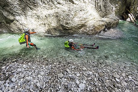 Canyoning in Rio Pielungo, Val d’Arzino Friuli Venezia Giulia, Italy. Participants navigate a spectacular canyon system carved into limestone and dolomite rock, progressing through narrow gorges, natural pools, waterfalls and rope descents under the supervision of the guide. The Rio Pielungo is considered one of the most scenic canyoning routes in the region, combining technical progression, geological interest and a uniquely wild atmosphere shaped by water and time.  [IT] Canyoning nel Rio Pielungo, Val d’Arzino (Friuli Venezia Giulia, Italia). I partecipanti attraversano uno spettacolare sistema di canyon scavato nelle rocce calcaree e dolomitiche, avanzando tra strette gole, pozze naturali, cascate e calate su corda sotto la supervisione di una Guida certificata. Il Rio Pielungo è considerato uno dei percorsi di canyoning più suggestivi della regione, grazie alla combinazione di progressione tecnica, interesse geologico e un’atmosfera autenticamente selvaggia modellata dall’acqua e dal tempo.