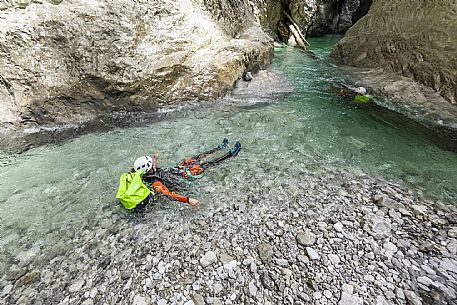 Canyoning in Rio Pielungo, Val d’Arzino Friuli Venezia Giulia, Italy. Participants navigate a spectacular canyon system carved into limestone and dolomite rock, progressing through narrow gorges, natural pools, waterfalls and rope descents under the supervision of the guide. The Rio Pielungo is considered one of the most scenic canyoning routes in the region, combining technical progression, geological interest and a uniquely wild atmosphere shaped by water and time.  [IT] Canyoning nel Rio Pielungo, Val d’Arzino (Friuli Venezia Giulia, Italia). I partecipanti attraversano uno spettacolare sistema di canyon scavato nelle rocce calcaree e dolomitiche, avanzando tra strette gole, pozze naturali, cascate e calate su corda sotto la supervisione di una Guida certificata. Il Rio Pielungo è considerato uno dei percorsi di canyoning più suggestivi della regione, grazie alla combinazione di progressione tecnica, interesse geologico e un’atmosfera autenticamente selvaggia modellata dall’acqua e dal tempo.